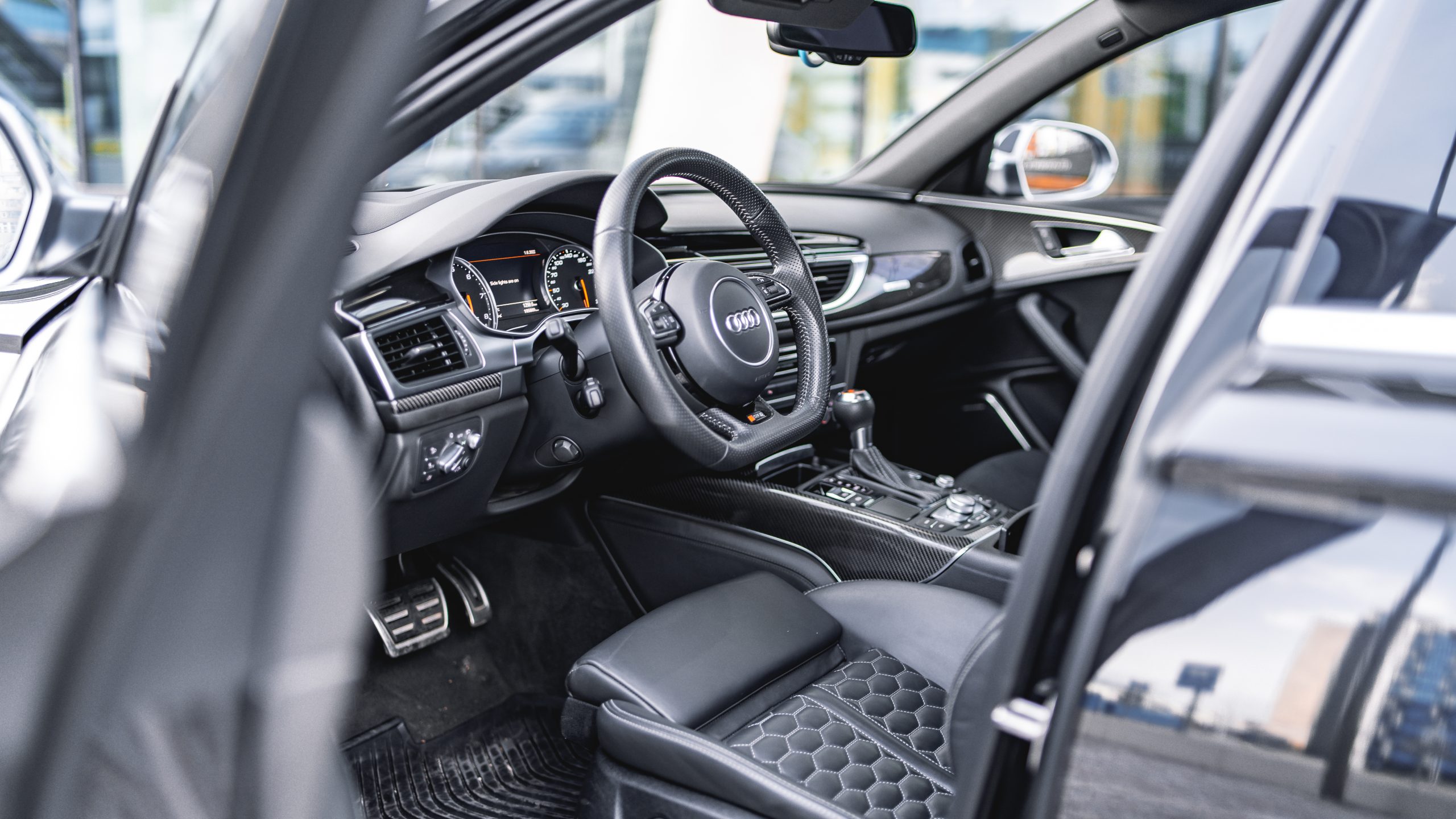 Auton ohjaamo lisävarusteet audi