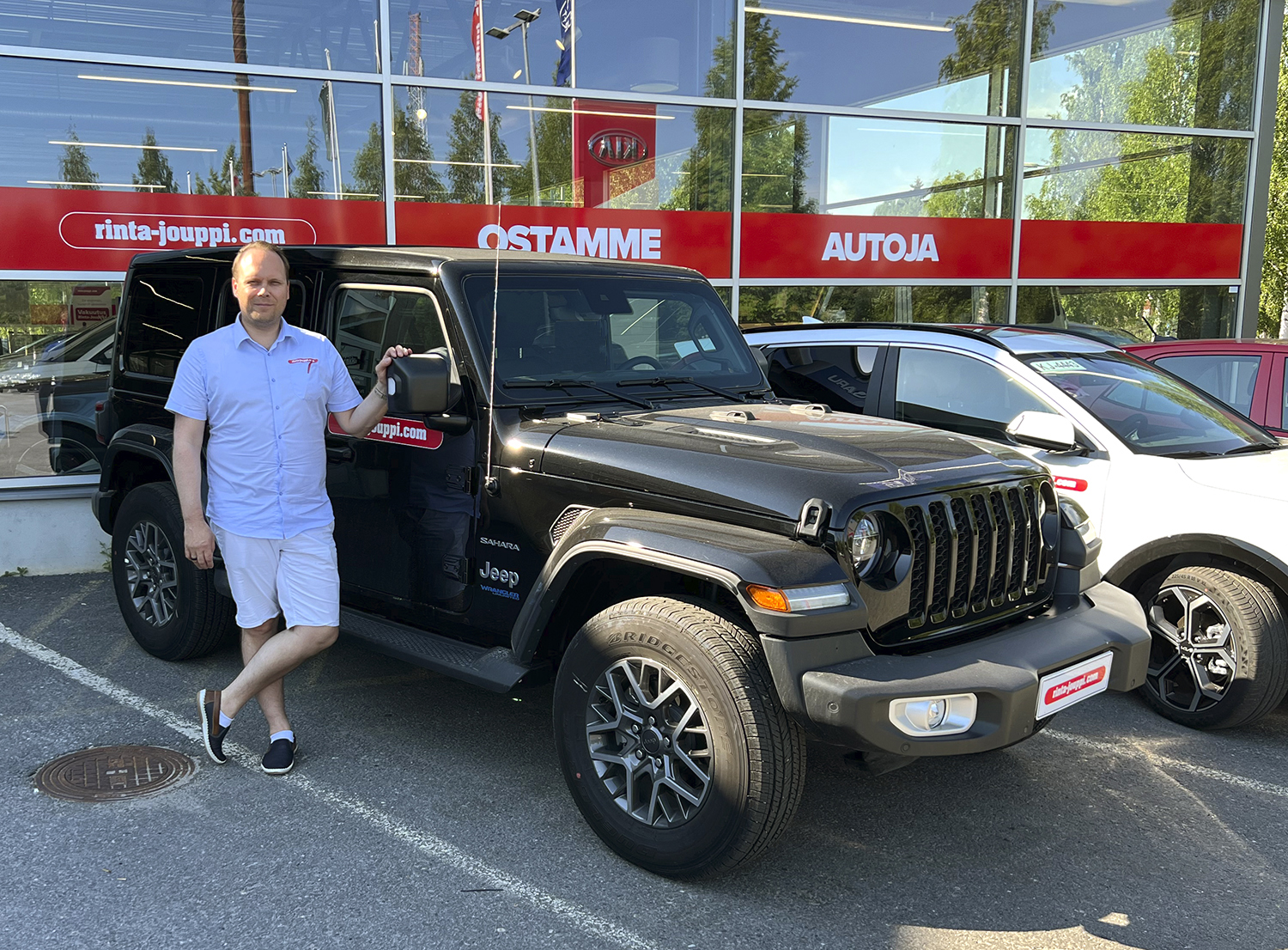 Hybridiauton lataus Valtteri Laakko Jeep