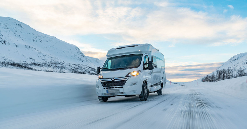 Matkailuauto matkailuajoneuvo talvi