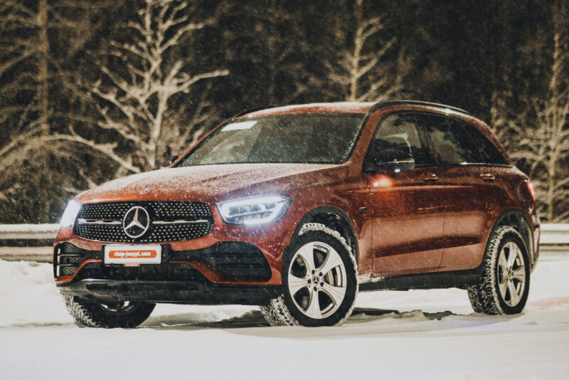 Mercedes-Benz GLC plug-in hybridi-talvi-talvirenkaat-lumisade-neliveto