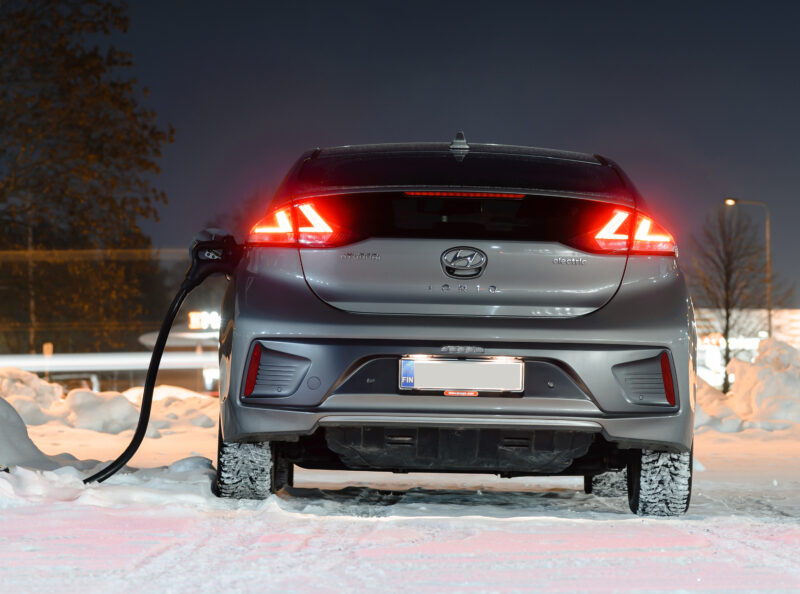 Hyundai Ioniq-talvi-sähköauto-lataus