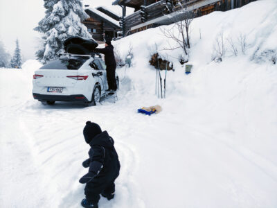 Sähköauto-Lappi-mekaanikko-Joonas Heikkilä-perheloma-skoda enyaq-talvi