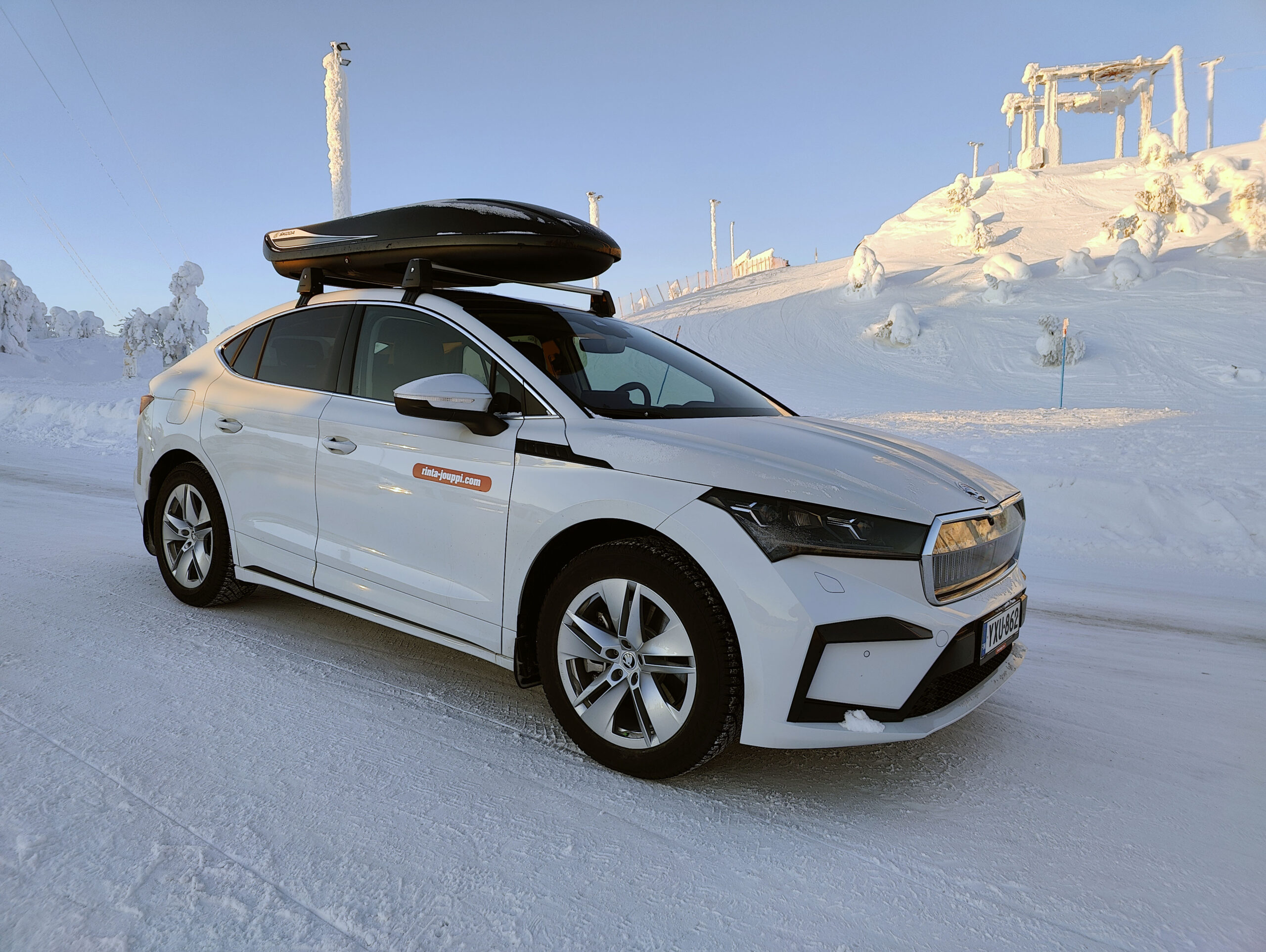 Sähköauto-Lappi-mekaanikko-Joonas Heikkilä-perheloma-skoda enyaq-talvi-suksiboksi