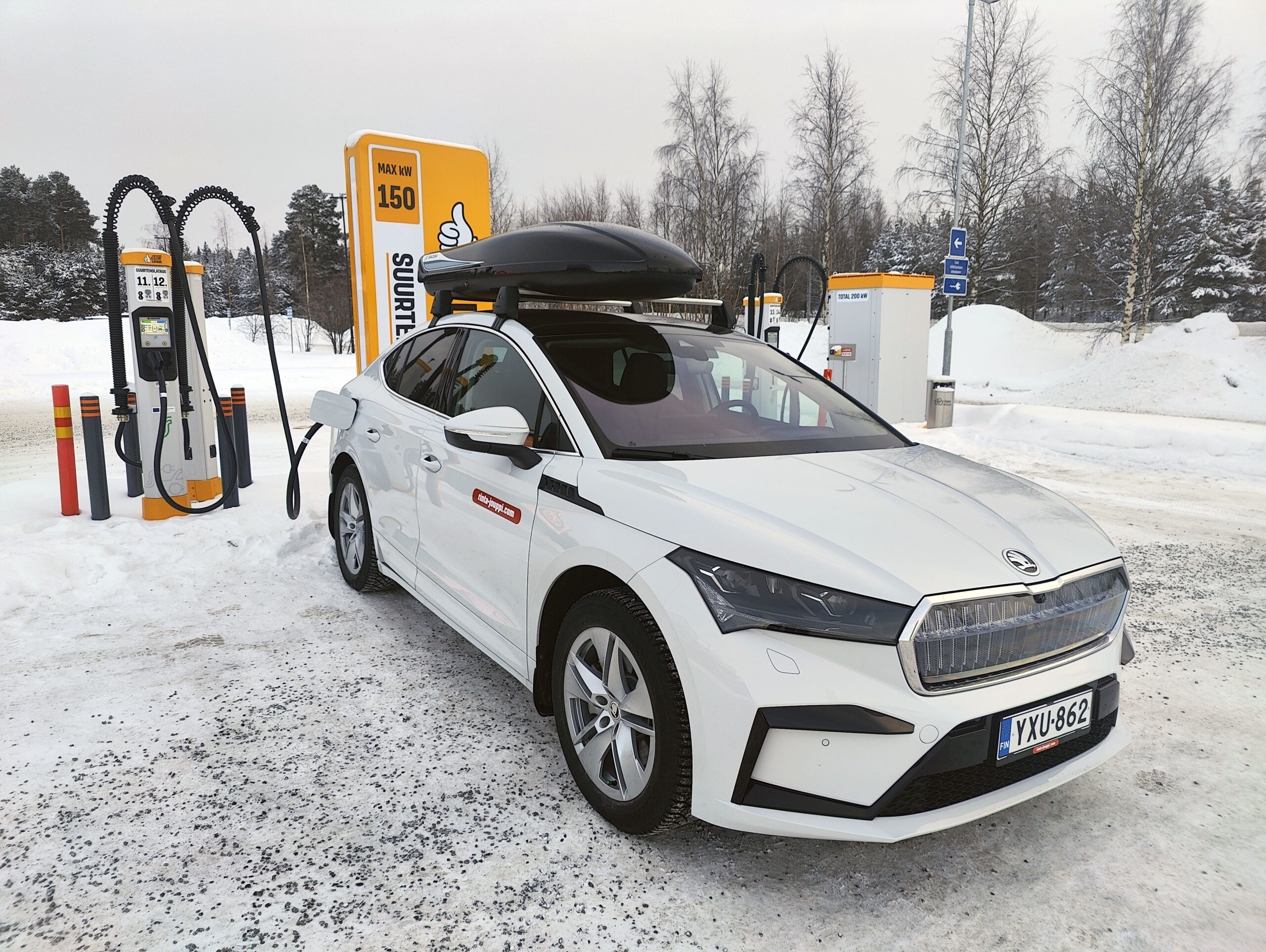 Sähköauto-Lappi-mekaanikko-Joonas Heikkilä-perheloma-skoda enyaq-talvi-latausasema