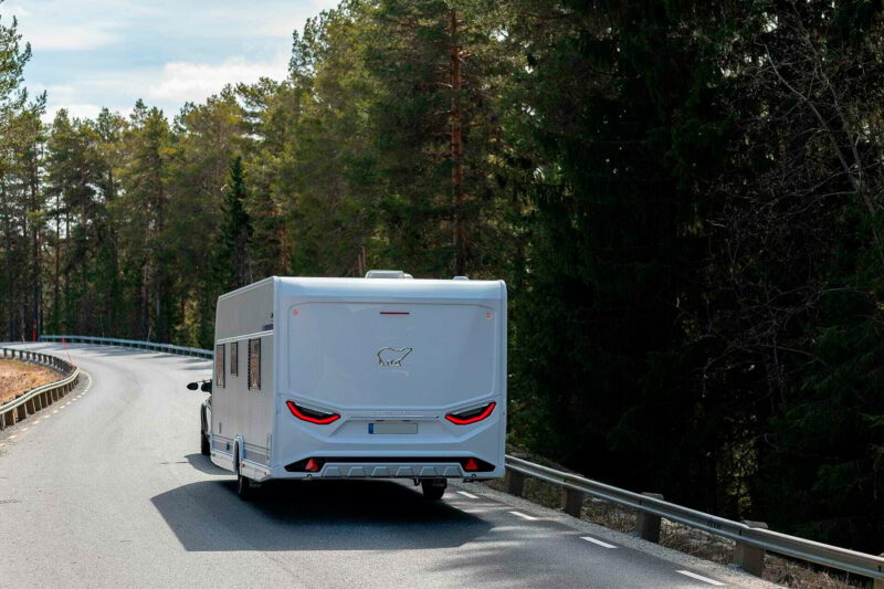 polar-asuntovaunu-matkailuvaunu-matkailuajoneuvo-kesa-vetoauto