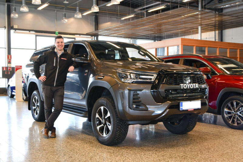 Jani Vehmanen-myyntipaallikko-automyyja-Pori-tyoauto-avolava-toyota hilux