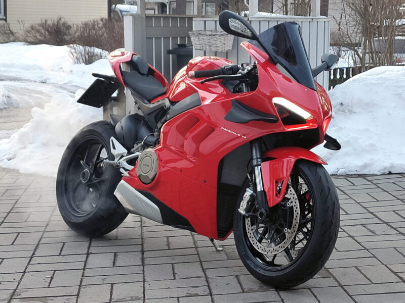 Joni Järvenpää-Ducati-Panigale-V4-moottoripyörä--