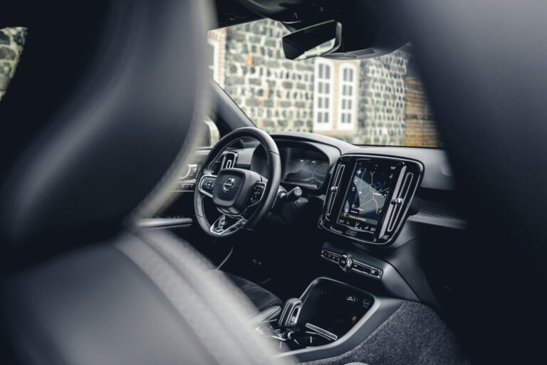 Volvo XC40-maasturi-awd-neliveto-kesa